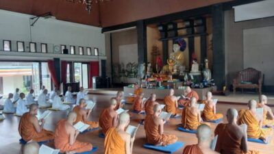 Umat Buddha di Vihara Dhammadipa Arama, Kota Batu sedang melakukan pembacaan Parita. (Foto: M Sholeh/Tugu Jatim) hari raya waisak, buddha, tugu jatim