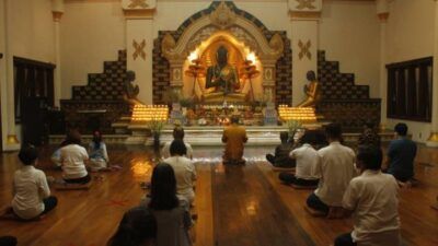 Umat Buddha tengah bersembahyang di Vihara Jayasaccako, Kelurahan Semampir, Kota Kediri pada peringatan Hari Raya Waisak, Rabu (26/5/2021). (Foto: Rino Hayyu Setyo/Tugu Jatim)