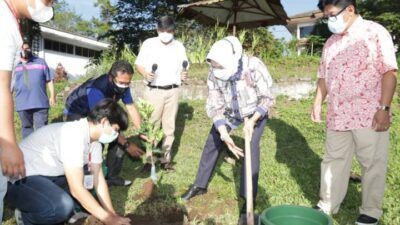 Wali Kota Batu Dewanti Rumpoko menanam bibit pohon dalam gerakan "Tanam 1 Nama 1 Pohon" pada Selasa (29/06/2021). (Foto: Diskominfo Kota Batu/Tugu Jatim)