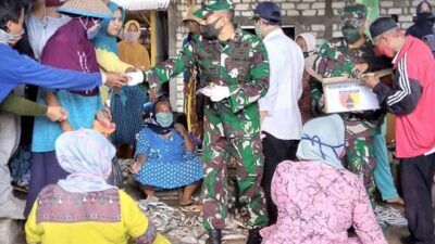 Ilustrasi pembagian masker oleh Dandim 0811 Tuban Letkol Inf Viliala Romadhon di Pasar Ikan Glondonggede, Kecamatan Tambakboyo, Tuban, pada Kamis (22/04/2020). (Foto: Rochim/Tugu Jatim)