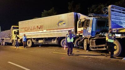 Kondisi truk trailer dengan mobil box yang tabrakan di jalan Raya Tuban-Bancar KM 12-13, tepatnya di Dusun Bogang, Desa Kaliuntu, Kecamatan Jenu, Kabupaten Tuban, Rabu (23/06/2021). (Foto: Satlantas Polres Tuban/Tugu Jatim)