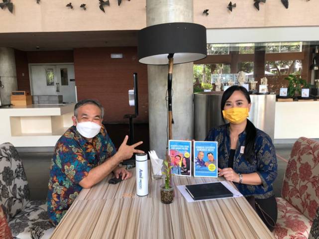 Pakar Komunikasi dan Motivator Nasional Dr Aqua Dwipayana memberikan buku karyanya kepada Direktur Pemasaran Hotel Hilton Garden Inn Bali Ngurah Rai Airport Bianca Rosetta. (Foto: Dokumen/Tugu Jatim)
