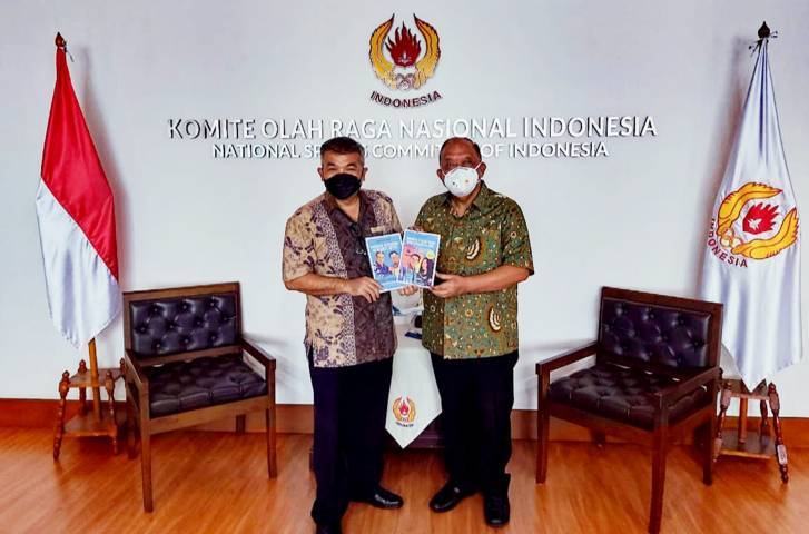 Pakar Komunikasi dan Motivator Nasional Dr Aqua Dwipayana memberikan buku karyanya kepada Ketua Umum Komite Olahraga Nasional Indonesia (KONI) Pusat Letjen TNI Purn Marciano Norman. (Foto: Dokumen/Tugu Jatim)