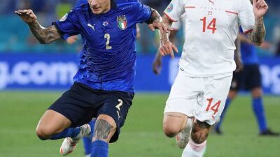 Di Lorenzo (biru) saat berduel dengan Chessa (putih) saat pertandingan Italia vs Swiss. (Foto: IG Azzurri/Tugu Jatim)