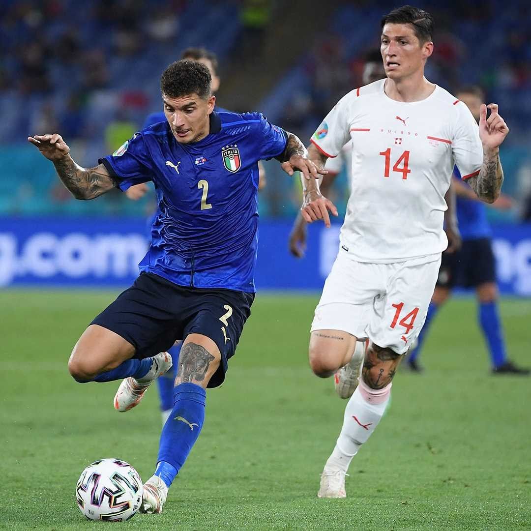 Di Lorenzo (biru) saat berduel dengan Chessa (putih) saat pertandingan Italia vs Swiss. (Foto: IG Azzurri/Tugu Jatim)