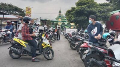 Pengunjung Alun-Alun Kota Batu memarkir kendaraannya di area Alun-Alun Kota Batu, Sabtu (19/06/2021). (Foto: Sholeh/Tugu Jatim)