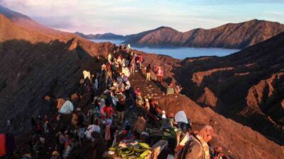 Suasana di bibir kawah Gunung Bromo saat puncak perayaan Kasada, Sabtu (26/06/2021). (Foto: Bayu Eka/Tugu Jatim)