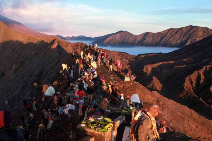 Suasana di bibir kawah Gunung Bromo saat puncak perayaan Kasada, Sabtu (26/06/2021). (Foto: Bayu Eka/Tugu Jatim)