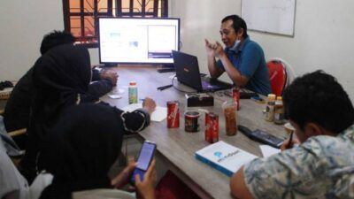 Freelancer Journalist Gagah Adamas dalam Workshop Virtual Branding di Kantor Tugu Media, Jalan Dirgantara A1/12B, Lesanpuro, Kedungkandang, Kota Malang, Kamis (03/06/2021). (Foto: Bayu Eka/Tugu Jatim)