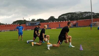 Tiga pemain asing Persik Kediri yaitu, Youssef Ezzejjari Lhasnauoi berasal dari Spanyol, Arthur Felix Da Silva dari Brasil, dan Ibrahim Bahsoun dari Lebanon.(Foto: Rino Hayyu Setyo/Tugu Jatim)