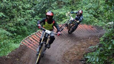 Atlet balap sepeda di Tuban unjuk gigi saat latihan bersama (latber) simulasi Kejurprov Jawa Timur, pada nomor balap mountain bike (MTB), yang diselenggarakan di track Cemoro Sewu, Magetan, Sabtu (19/06/2021). (Foto: Pengcab ISSI Tuban/Tugu Jatim)