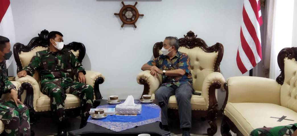 Dr Aqua Dwipayana bersama Komandan Pangkalan TNI-AL (Danlanal) Denpasar Bali Lantamal V  Kolonel Laut (P) I Komang Teguh Ardana. (Foto: Dokumen/Tugu Jatim)
