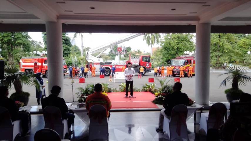 Wali Kota Surabaya Eri Cahyadi saat mengamati simulasi pemadam kebakaran di Balai Kota Surabaya, Sabtu (05/06/2021).(Foto: Rangga Aji/Tugu Jatim)