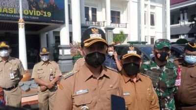 Bupati Tuban Aditya Halindra Faridzky didampingi Wakil Bupati dan forkopimda usai memberangkatkan Mobil Vaksin Keliling di halaman Pemkab Tuban, Selasa (29/06/2021). (Foto: Rochim/Tugu Jatim)