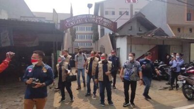 Kepala BP2MI Benny Rhamdani bersama rombongan usai melakukan sidak di BLK PT CKS Kota Malang. (Foto: Sholeh/Tugu Jatim)