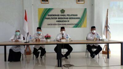 Kepala Kantor Kementerian Agama Kabupaten Tuban Sahid saat memberikan materi dalam giat Diseminasi Moderasi Beragama bagi Kelompok Kerja Madrasah bagian selatan pada Selasa (08/06/2021), di gedung PLHUT Kemenag Tuban. (Foto: Humas Kemenag Tuban/Tugu Jatim)