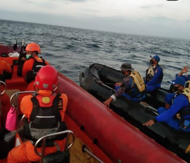Proses evakuasi Kapal Penumpang KMP Yunicee yang tenggelam di Perairan Gilimanuk oleh Tim SAR gabungan pada Rabu (30/06/2021). (Foto: IG Basarnas Bali/Tugu Jatim)