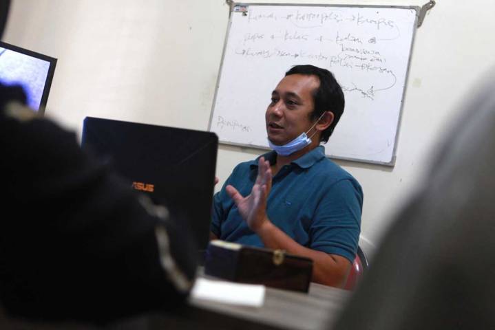Gagah Adamas saat menyampaikan materi kepada tim Tugu Media Group. (Foto: Bayu Eka/Tugu Jatim)