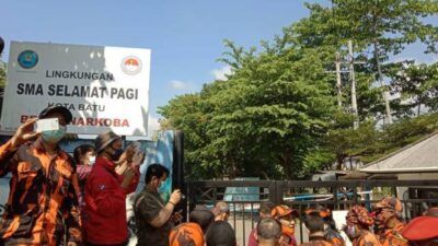 Massa aksi Pemuda Pancasila mendatangi SMA SPI Kota Batu. (Foto: Sholeh/Tugu Jatim)