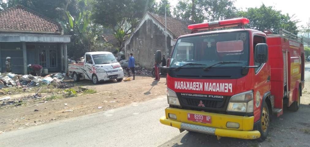 Damkar Kabupaten Malang siaga memadamkan kebakaran di gudang barang bekas. (Foto: Damkar Kabupaten Malang)