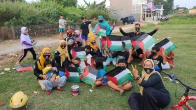 Anak-anak di Desa Kauman, Kecamatan/Kabupaten Bojonegoro, ini mengikuti kegiatan 100 layang-layang di langit Bojonegoro sebagai Peringatan Hari Anak Internasional. (Foto: Mila Arinda/Tugu Jatim)