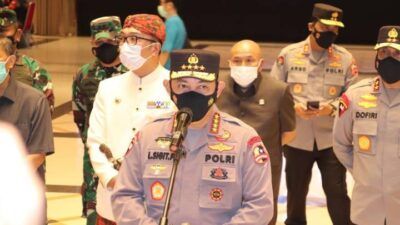 Panglima TNI Marsekal Hadi Tjahjanto dan Kapolri Jenderal Listyo Sigit Prabowo meninjau langsung kegiatan serbuan vaksinasi massal Covid-19 di Bandung, Jawa Barat, Kamis (10/6/2021).(Foto: Polrestabes Surabaya/Tugu Jatim)