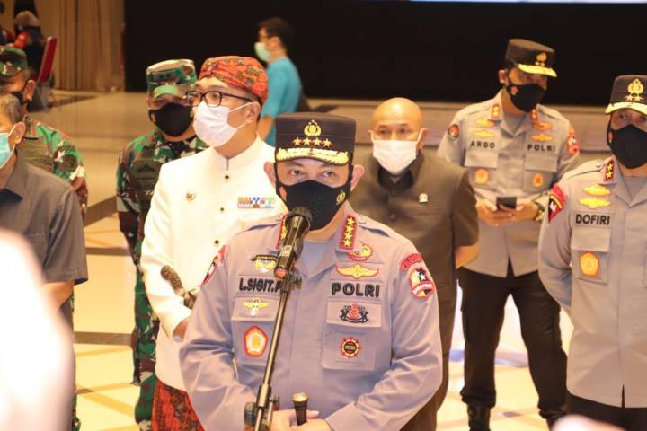 Panglima TNI Marsekal Hadi Tjahjanto dan Kapolri Jenderal Listyo Sigit Prabowo meninjau langsung kegiatan serbuan vaksinasi massal Covid-19 di Bandung, Jawa Barat, Kamis (10/6/2021).(Foto: Polrestabes Surabaya/Tugu Jatim)