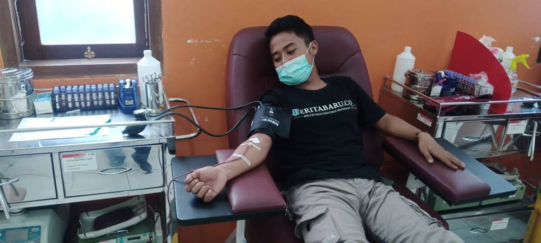 Stok darah menipis, warga Kabupaten Tuban ke PMI untuk donor darah. (Foto: Rochim/Tugu Jatim)
