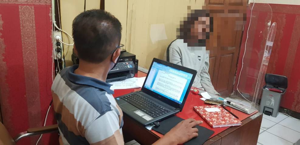 Pelaku Suyitno saat dimintai keterangan oleh anggota Satreskrim Polres Tuban. (Foto:Humas Polres Tuban/Tugu Jatim)