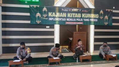 Polda Jawa Timur dan Polres Jajaran kerja sama dengan Pengurus Wilayah Nahdlatul Ulama (PWNU) dan Pengurus Cabang Nahdlatul Ulama (PCNU) Kabupaten/Kota se-Jatim secara serentak untuk melaksanakan kegiatan keagamaan "Ngaji Kitab Kuning". (Foto: Polda Jatim/Tugu Jatim)