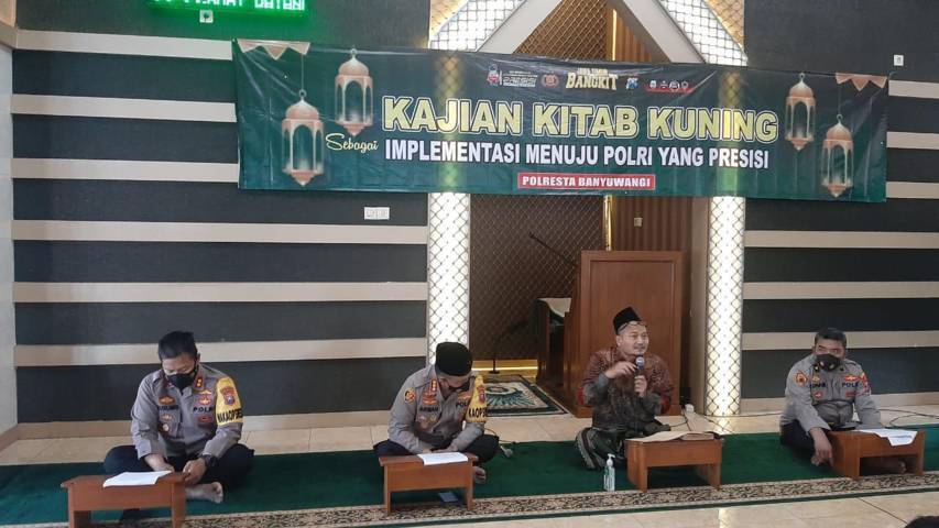 Polda Jawa Timur dan Polres Jajaran kerja sama dengan Pengurus Wilayah Nahdlatul Ulama (PWNU) dan Pengurus Cabang Nahdlatul Ulama (PCNU) Kabupaten/Kota se-Jatim secara serentak untuk melaksanakan kegiatan keagamaan "Ngaji Kitab Kuning". (Foto: Polda Jatim/Tugu Jatim)