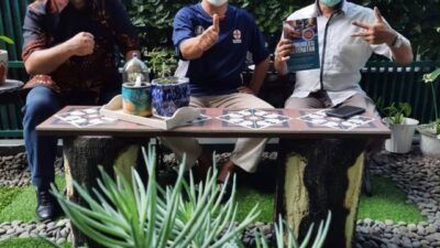 Dari kiri, Pakar Komunikasi dan Motivator Nasional Dr Aqua Dwipayana, Guru Besar Ilmu Komunikasi Filkom Unpad Prof Deddy Mulyana MA PhD, dan Pemred Tugujatim.id Nurcholis MA Basyari saat foto bersama. (Foto: Dokumen/Tugu Jatim)