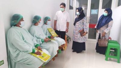 Para ibu yang mendapatkan pelayanan KB serentak sejuta akseptor di RS Ibu dan Anak Fatma Bojonegoro, Rabu (23/06/2021). (Foto: Kominfo Bojonegoro/Tugu Jatim)