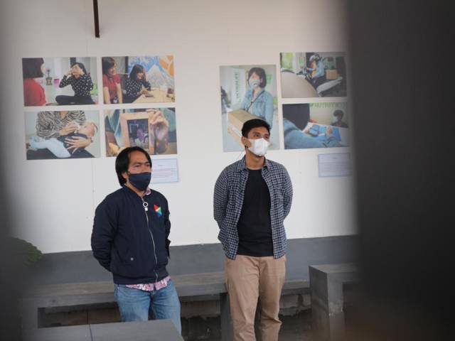 Hasanudin dan Radityo Widiatmojo berharap pameran foto di Titik Nyaman Coffee, Dau, Kabupaten Malang, ini bisa menginspirasi masyarakat untuk terus berkarya di tengah pandemi Covid-19. (Foto: Wawan/Tugu Jatim)