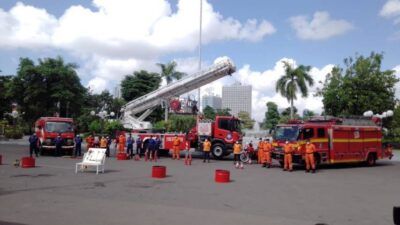 Dinas Pemadam Kebakaran (PMK) Kota Surabaya sedang simulasi pemadaman kebakaran di Balai Kota Surabaya, Sabtu (05/06/2021).(Foto: Rangga Aji/Tugu Jatim)