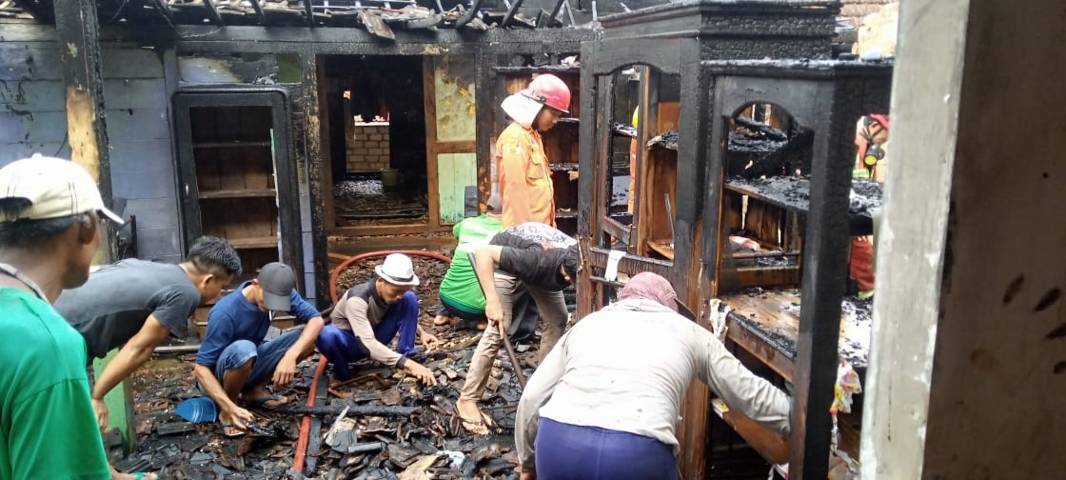 Rumah warga yang hangus terbakar dilalap api. (Foto: Rochim/Tugu Jatim)
