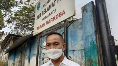 Kepala DP3AP2KB Kota Batu MD Furqon saat diwawancarai di SMA SPI Kota Batu, Selasa (15/06/2021). (Foto: Sholeh/Tugu Jatim)