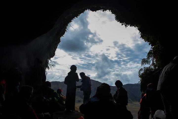 Siluet suasana di gua Widodaren.(Foto: Bayu Eka/Tugu Jatim)