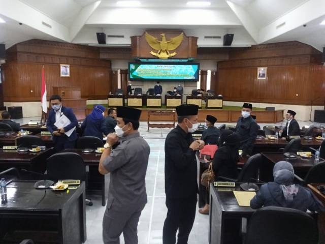 Suasana usai Ketua DPRD Tuban H.M. Miyadi mengumumkan Rapat Paripurna ditunda karena tidak dihadiri Bupati dan Wakil Bupati Aditya Halindra Faridzki dan H. Riyadi pada Selasa (22/06/2021). (Foto: Rochim/Tugu Jatim)