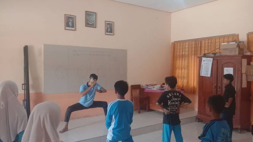 Lestarikan Seni sejak Dini, Mahasiswa KKN UM Gelar Pelatihan Tari Topeng Ghetak 3 Siswa SDN Sumedangan 3 Pademawu langsung praktik. (Foto: Dokumen/Tugu Jatim)