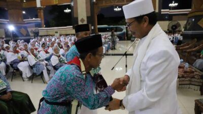 Ilustrasi proses pemberangkatan jamaah haji asal Tuban oleh Bupati Tuban H. Fathul Huda pada 2019 di Pendapa Kridha Manunggal Tuban. (Foto: Rochim/Tugu Jatim)