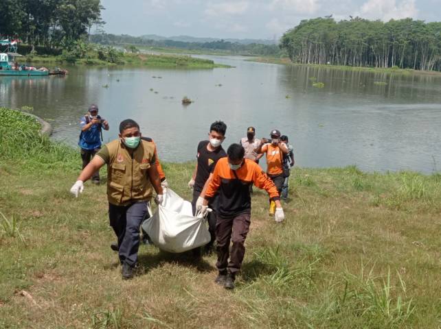Setelah mengevakuasi, mayat yang mengapung di Bendungan Sengguruh, Kabupaten Malang, dibawa ke RSSA Malang. (Foto: Rap/Tugu Jatim)