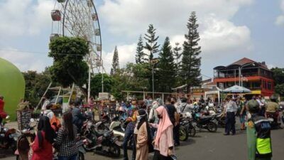 Alun-Alun Kota Batu sebagai salah satu destinasi jujugan wisatawan yang tak pernah sepi pengunjung. (Foto: Sholeh/Tugu Jatim)