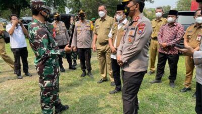 Kapolda Jatim Irjen Pol Nico Afinta mengunjungi pos penyekatan di Suramadu, Senin (07/06/2021). (Foto: Polrestabes Surabaya)