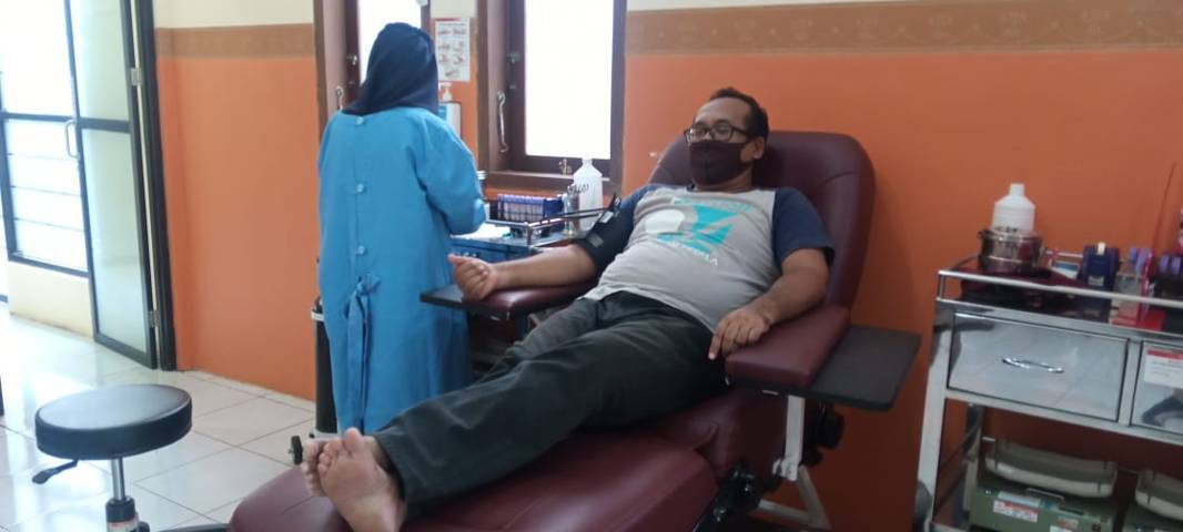 Melalui broadcast WA, warga banyak yang mendonorkan darahnya ke PMI Tuban. (Foto: Rochim/Tugu Jatim) 