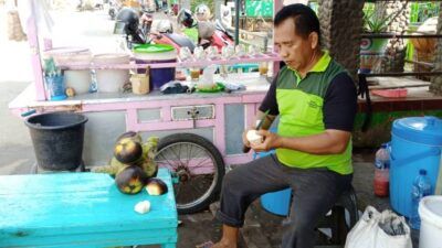 Silaturahmi bersama Pak Alex, penjual Es Dawet Siwalan, khas Tuban, Selasa (08/06/2021). (Foto: Rochim/Tugu Jatim)