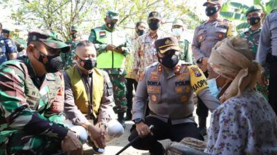 Kapolres Mojokerto AKBP Dony Alexander sedang bertemu salah satu penerima bantuan, Kamis (03/06/2021).(Foto: Polda Jatim)