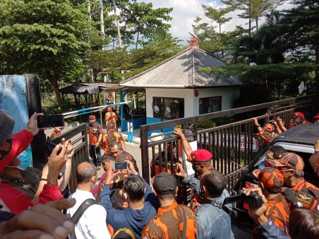 Pemuda Pancasila menuntut pengelola SMA SPI Kota Batu transparan. (Foto: Sholeh/Tugu Jatim)