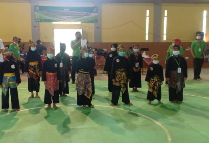 Para atlet silat dan karate saat di Aula SMT Model Terpadu Bojonegoro. (Foto: Kominfo Bojonegoro/Tugu Jatim)