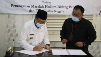 Bupati Tuban H. Fathul Huda menandatangani MoU bersama Kajari Suhendri. (Foto: Humas Pemkab Tuban/Tugu Jatim)